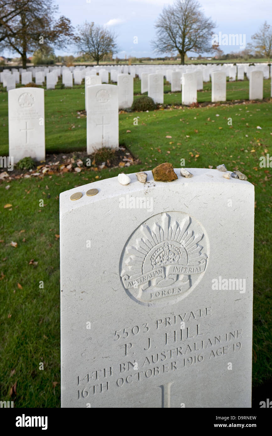 WWI headstone al Bedford House cimitero per la prima guerra mondiale uno soldati britannici in Zillebeke, Fiandre Occidentali, Belgio Foto Stock