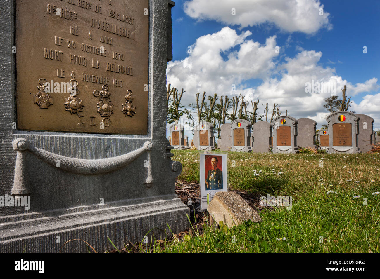 La prima guerra mondiale il cimitero militare Oeren vicino a Veurne con tombe del belga prima guerra mondiale uno dei soldati, Fiandre Occidentali, Belgio Foto Stock