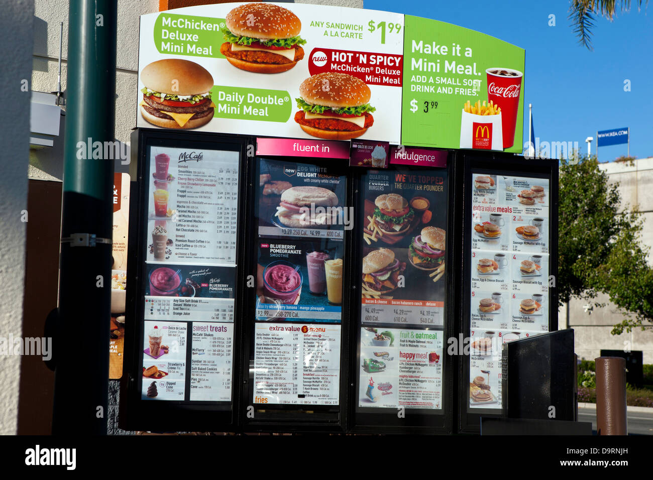 Vista generale di un McDonald drive attraverso il menu della prima colazione, East Palo Alto, California, Stati Uniti d'America Foto Stock