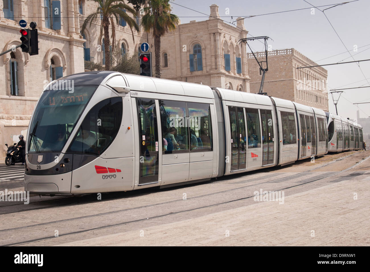 Israele Gerusalemme ultra moderno tram elettrico street car streetcar trolleycar carrello scena di strada treno turisti gente i mezzi di trasporto pubblico Foto Stock