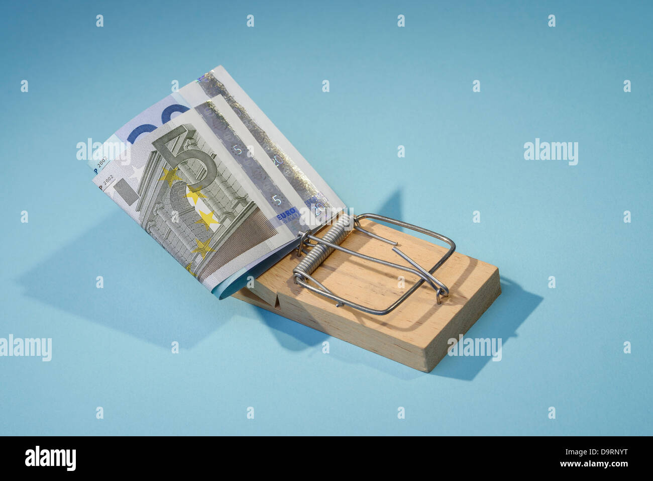 Le banconote in euro in un mousetrap Foto Stock
