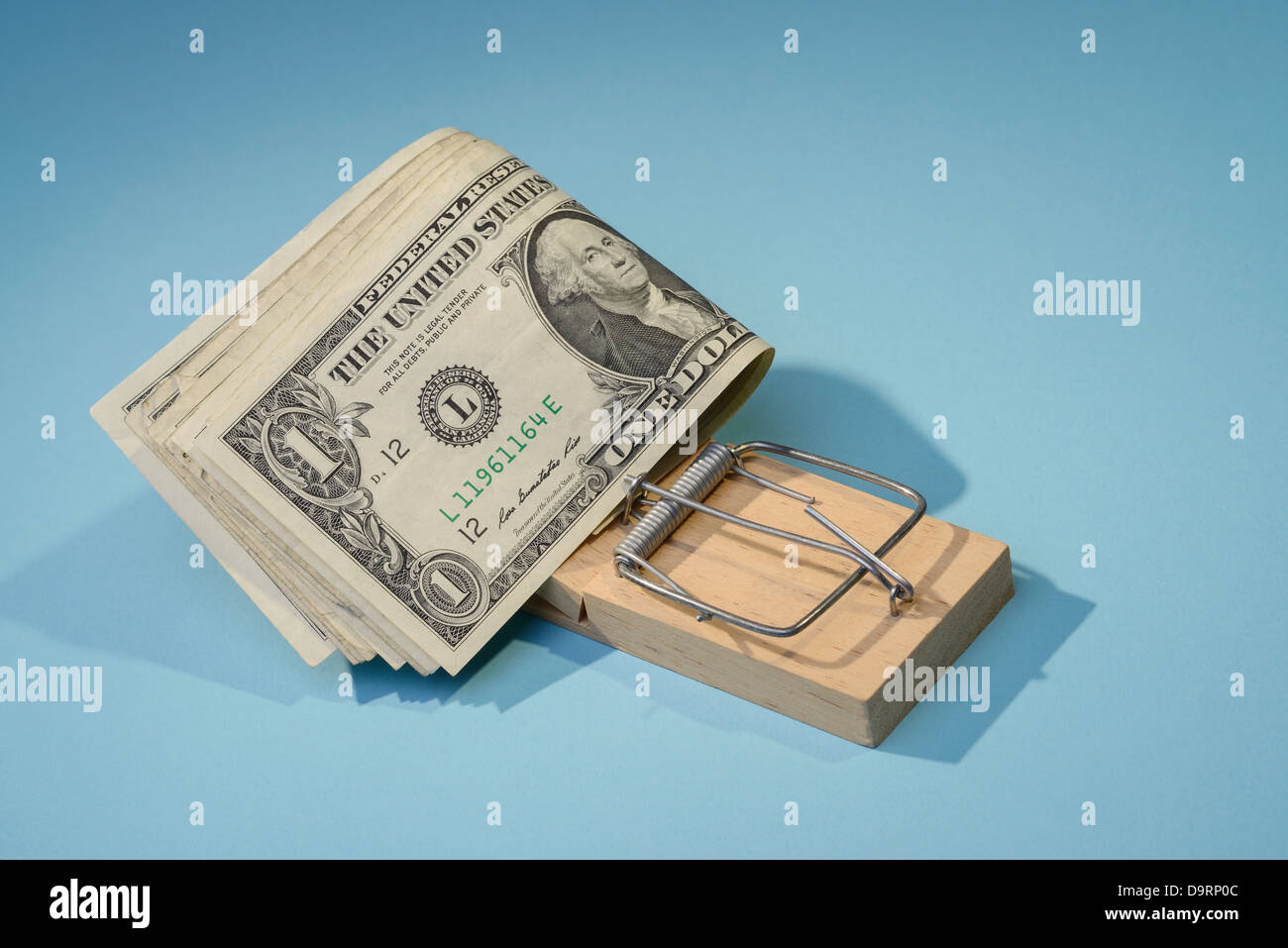 Le fatture del dollaro in un mousetrap Foto Stock
