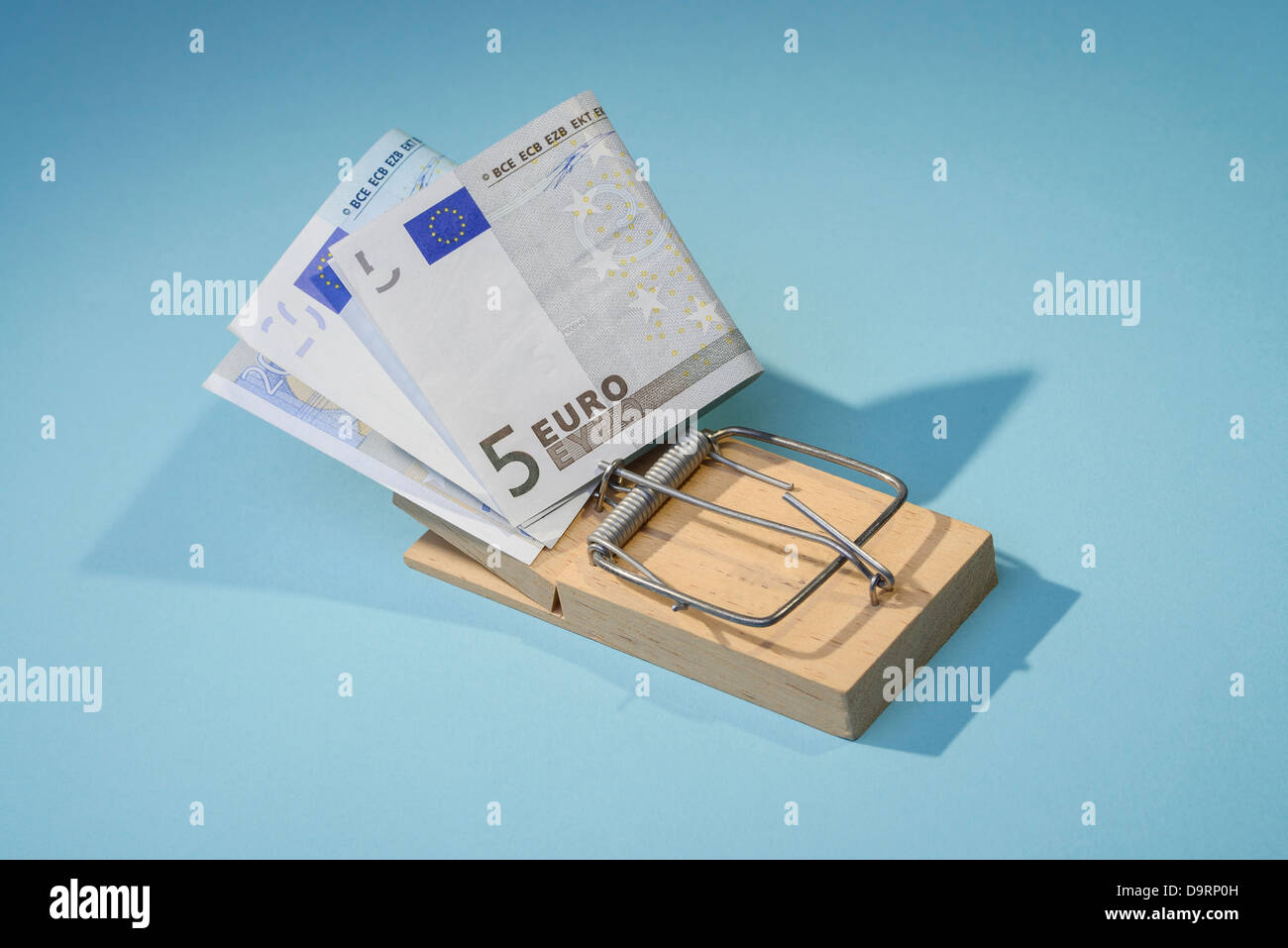 Le banconote in euro in un mousetrap Foto Stock
