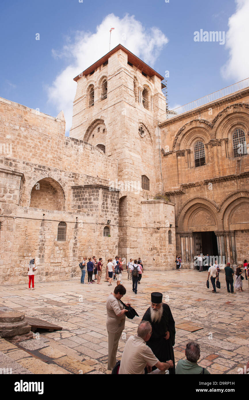 Israele Gerusalemme la città vecchia chiesa del Santo Sepolcro sepolcro cortile ingresso principale turisti sacerdote ministro sacerdoti chierici Foto Stock