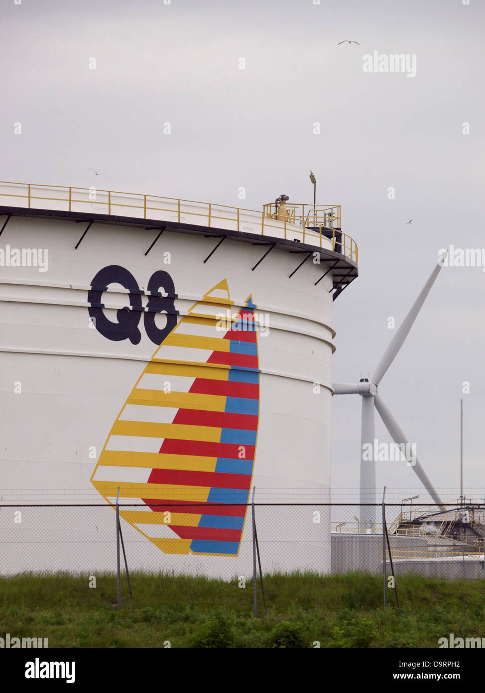 Q8 olio terminale in deposito nel porto di Rotterdam, Paesi Bassi Foto Stock