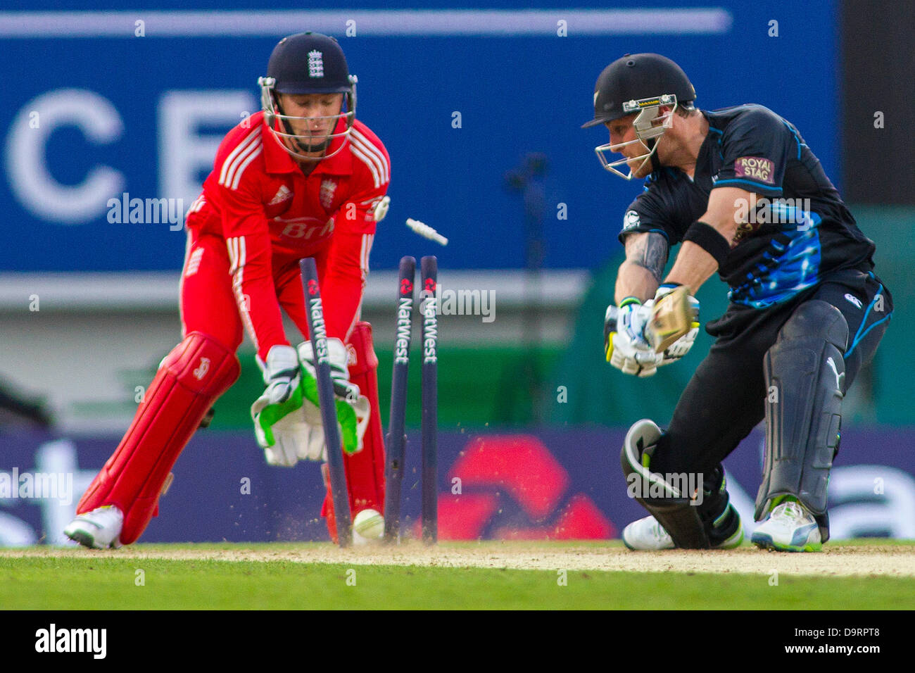 Londra, Regno Unito. Il 25 giugno 2013. Neozelandese Brendon McCullum, è colpiti dall'Inghilterra del Luke Wright, durante la NatWest T20 international cricket corrispondono alla Kia Oval Cricket Ground su Giugno 25, 2013 a Londra, Inghilterra. (Foto di Mitchell Gunn/ESPA/Alamy Live News) Foto Stock