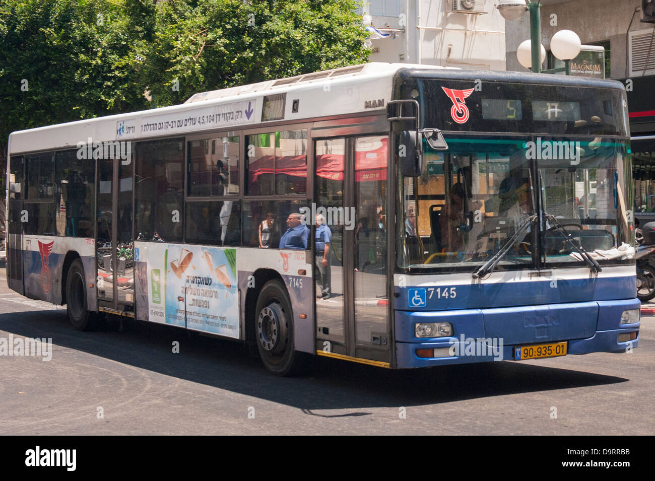 Israele Tel Aviv n. 61 Eged bus servizio pullman livrea blu a Ramat Gan il  trasporto pubblico strada trafficata scena alberi ad albero persone Foto  stock - Alamy