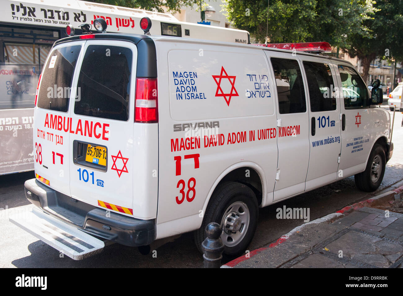 Israele Tel Aviv Magen David Adom MDA UK donazione famiglia Ferster ambulance service emergenza GMC Savana scena di strada il traffico di persone Foto Stock