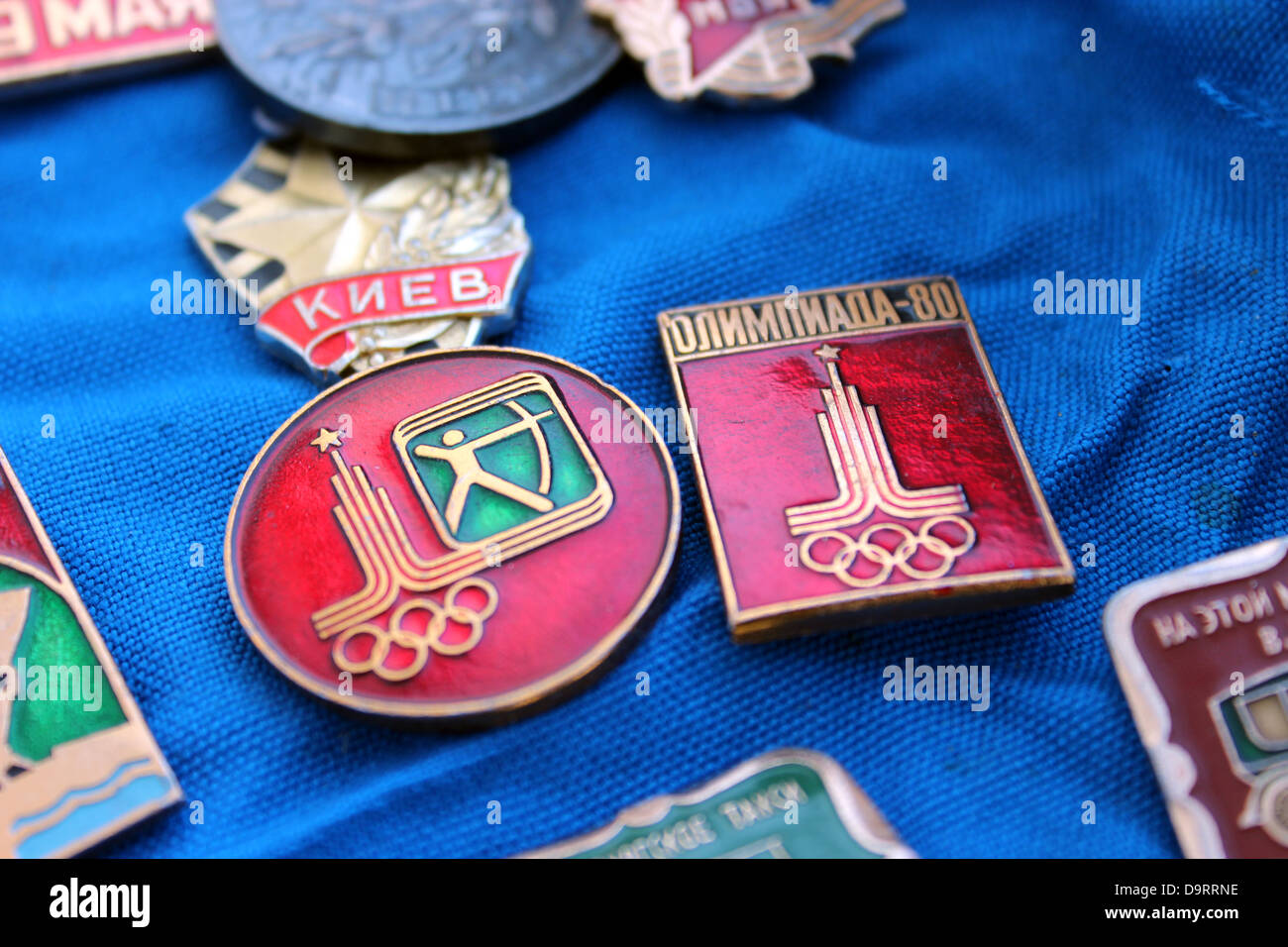 Set di diverso badge Sovietica circa olympiade a Mosca 1981 Foto Stock