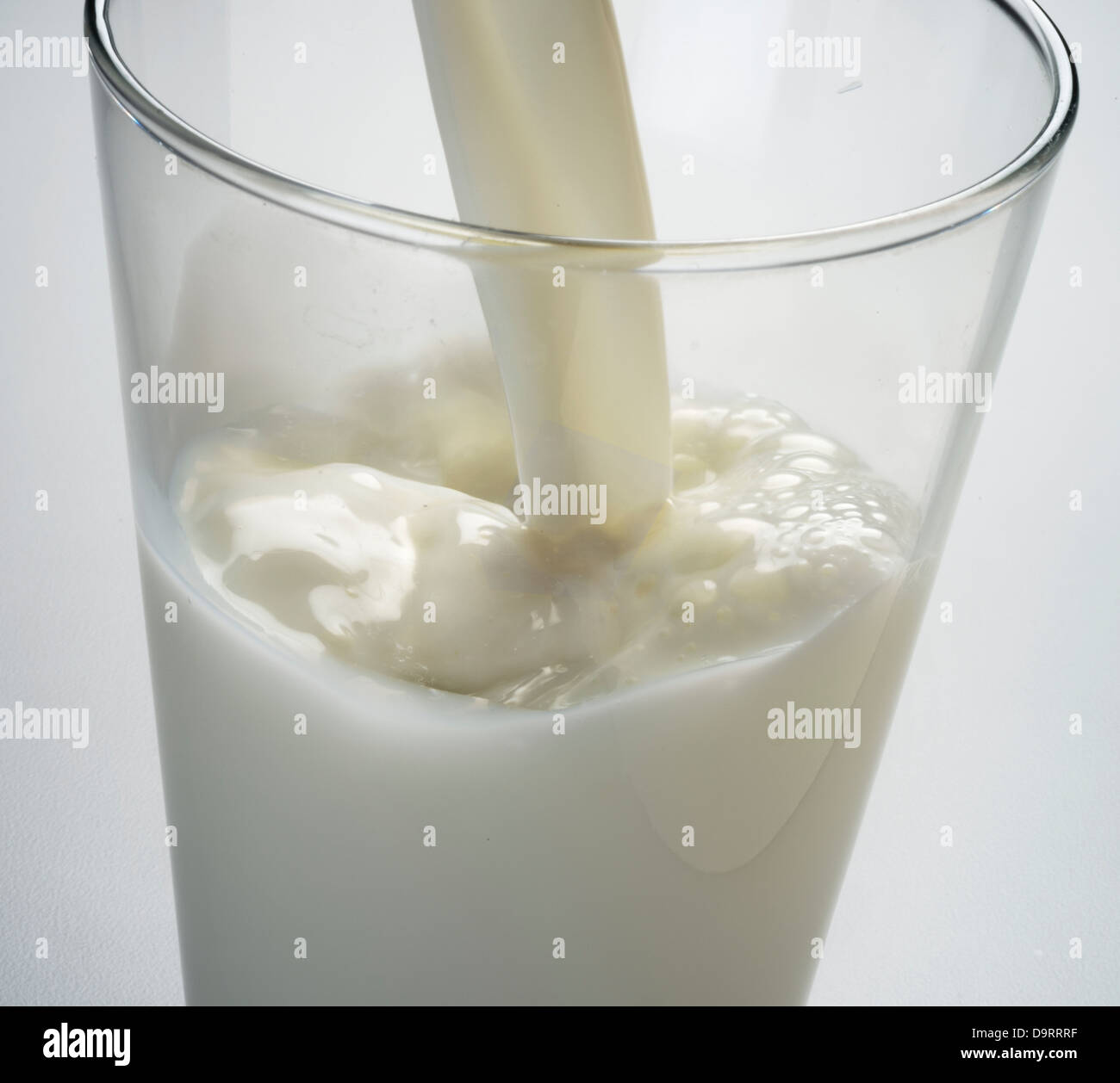 versare del latte Foto Stock