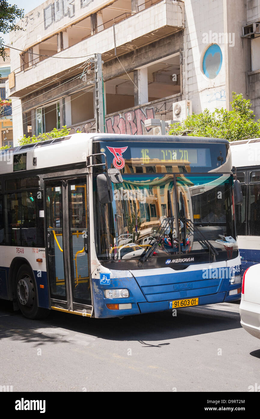 Israele Tel Aviv Jaffa Yofa n. 16 blu bianco Dan uomo Merkavim autobus autobus omnibus trasporto pubblico vecchio edificio fatiscente graffiti street traffico di scena Foto Stock