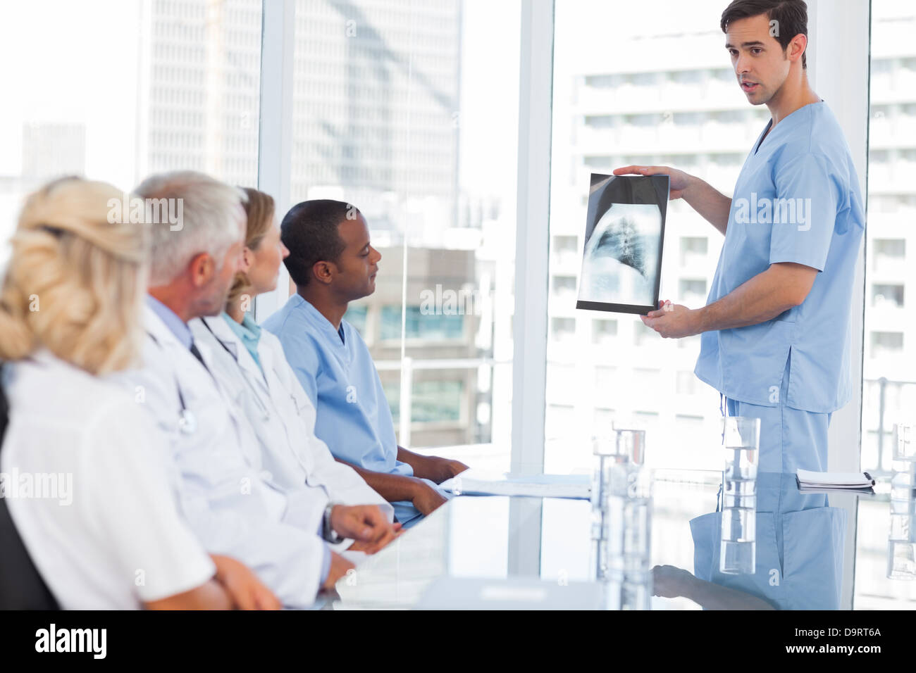 Medico che mostra la radiografia al suo compagno di squadra Foto Stock