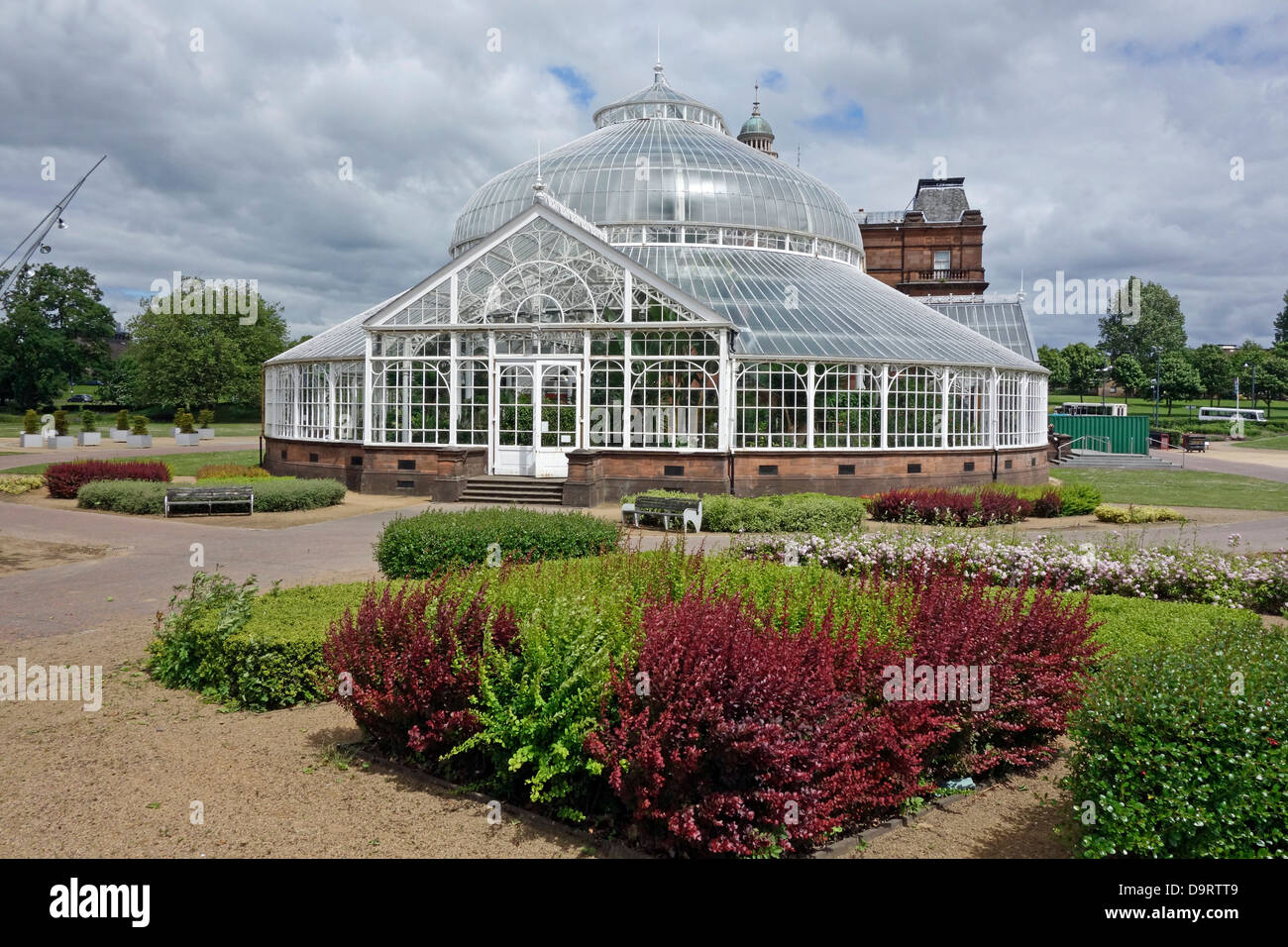 Palazzo del Popolo e giardini invernali in Glasgow Green park Glasgow Scozia Scotland Foto Stock