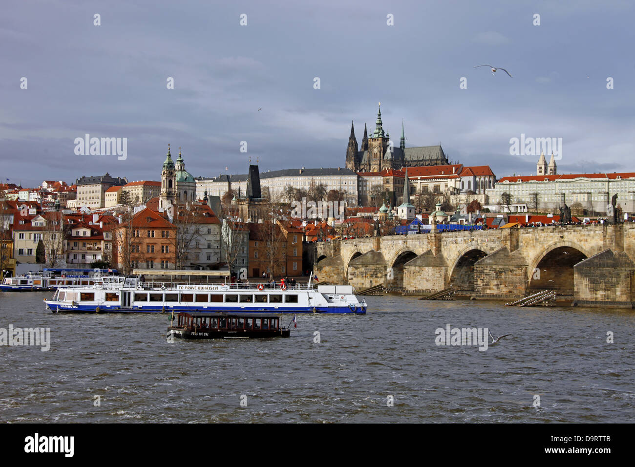 ST. NICHOLAS CHIESA Castle & ST. La CATTEDRALE DI SAN VITO E PRAGA E LA REPUBBLICA CECA AL 31 DICEMBRE 2012 Foto Stock