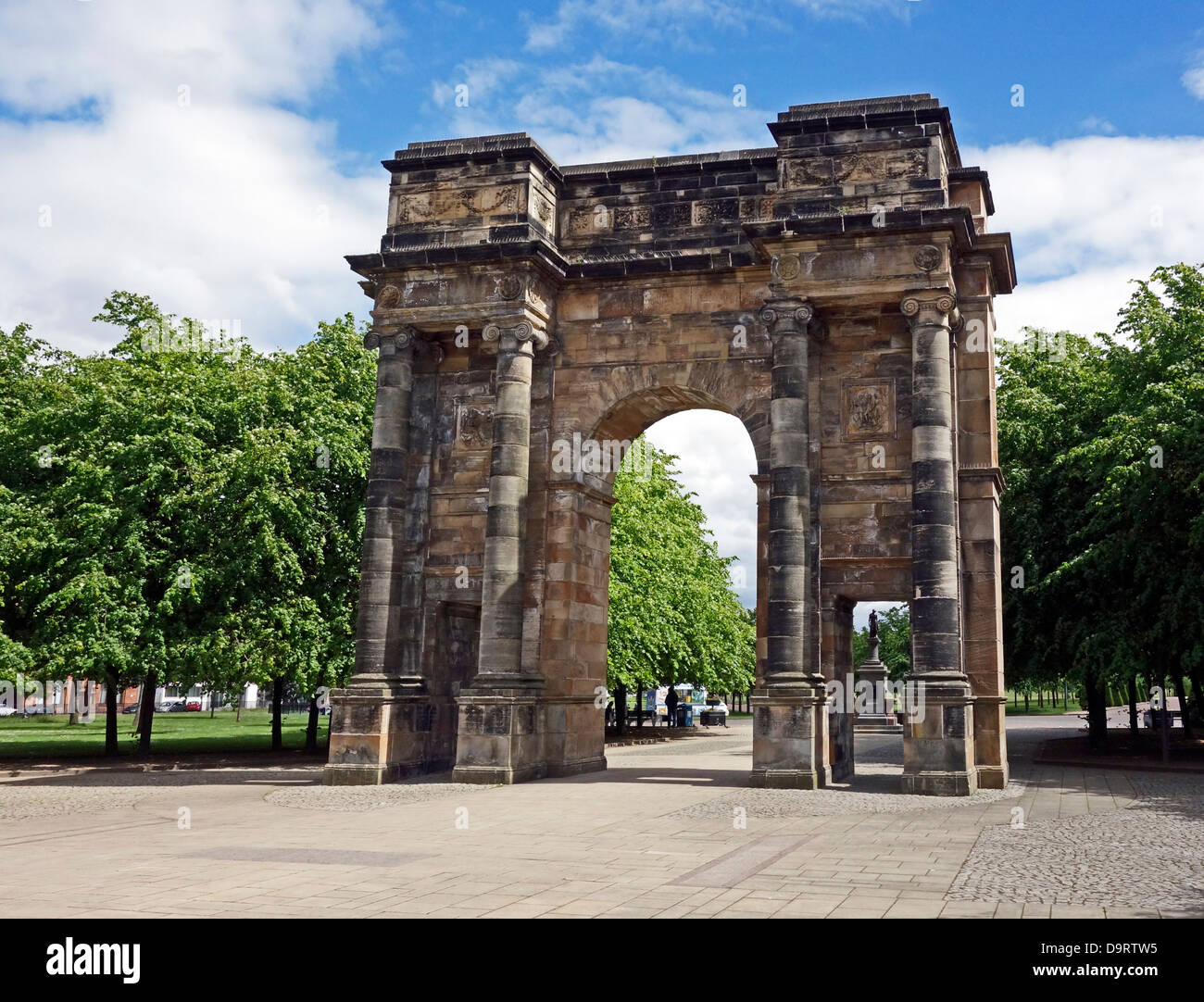 McLennan Arch e Collins Fontana (visibile attraverso la porta) ad ingresso a Glasgow Green da Saltmarket Glasgow Scozia Scotland Foto Stock