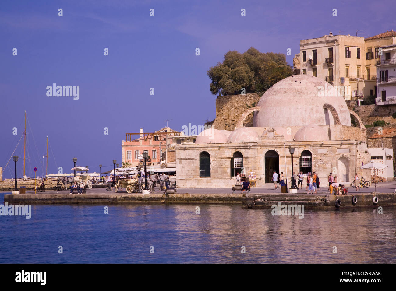 Un ottomano-moschea era ora serve come un centro visitatori nel vecchio porto veneziano distretto di Chania, Creta, Grecia. Foto Stock