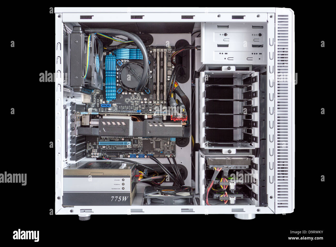 L'acqua raffreddata computer stazione di lavoro con il lato aperto, isolati su sfondo nero Foto Stock