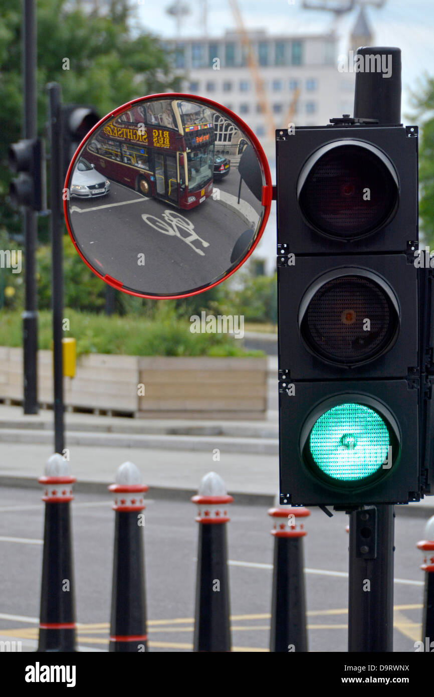Ciclo Trixi specchio di sicurezza montato al semaforo per assistere ai conducenti di vedere ciclisti Foto Stock