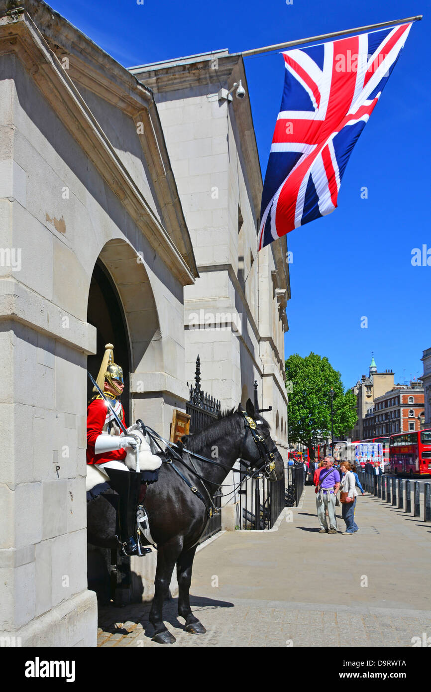 Whitehall marciapiede con famiglia montato cavalleria trooper e Union Jack flag Whitehall Londra Inghilterra REGNO UNITO Foto Stock