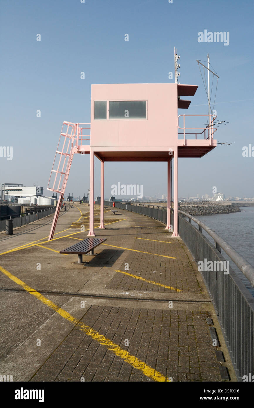 Vista generale del frangiflutti a Cardiff Barrage Wales e della torre panoramica della capanna rosa. Costa gallese costa Severn estuario Foto Stock