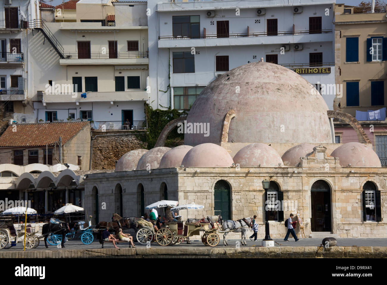 Un ottomano-moschea era ora serve come un centro visitatori nel vecchio porto veneziano distretto di Chania, Creta, Grecia. Foto Stock