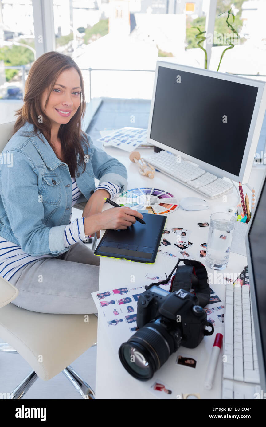 Photo editor che lavora con la tavoletta grafica Foto Stock