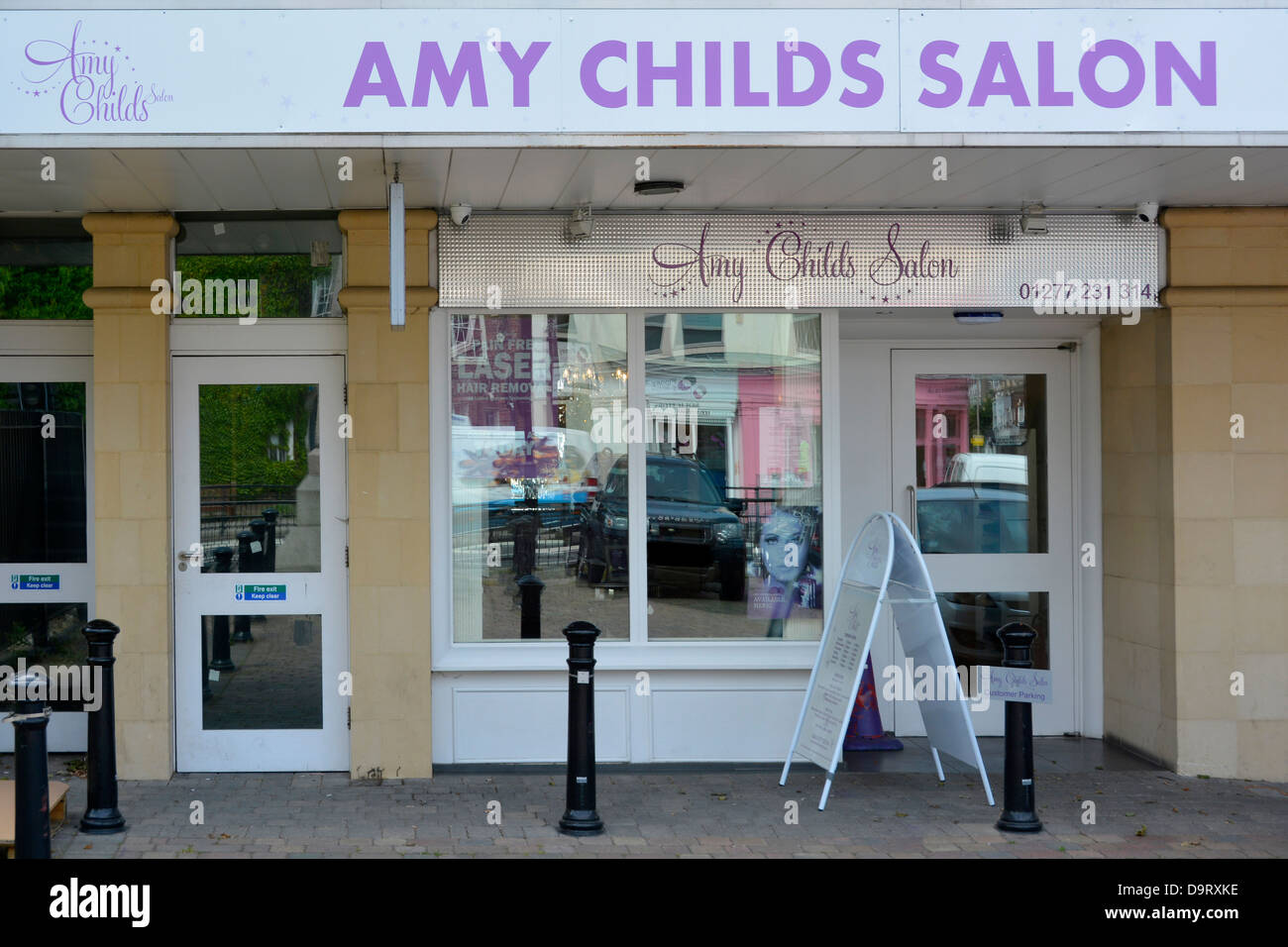 Amy Childs da TV show "l'unico modo è Essex' ha il suo nome su questo salone di parrucchiere in Brentwood, Essex, Inghilterra, Regno Unito Foto Stock