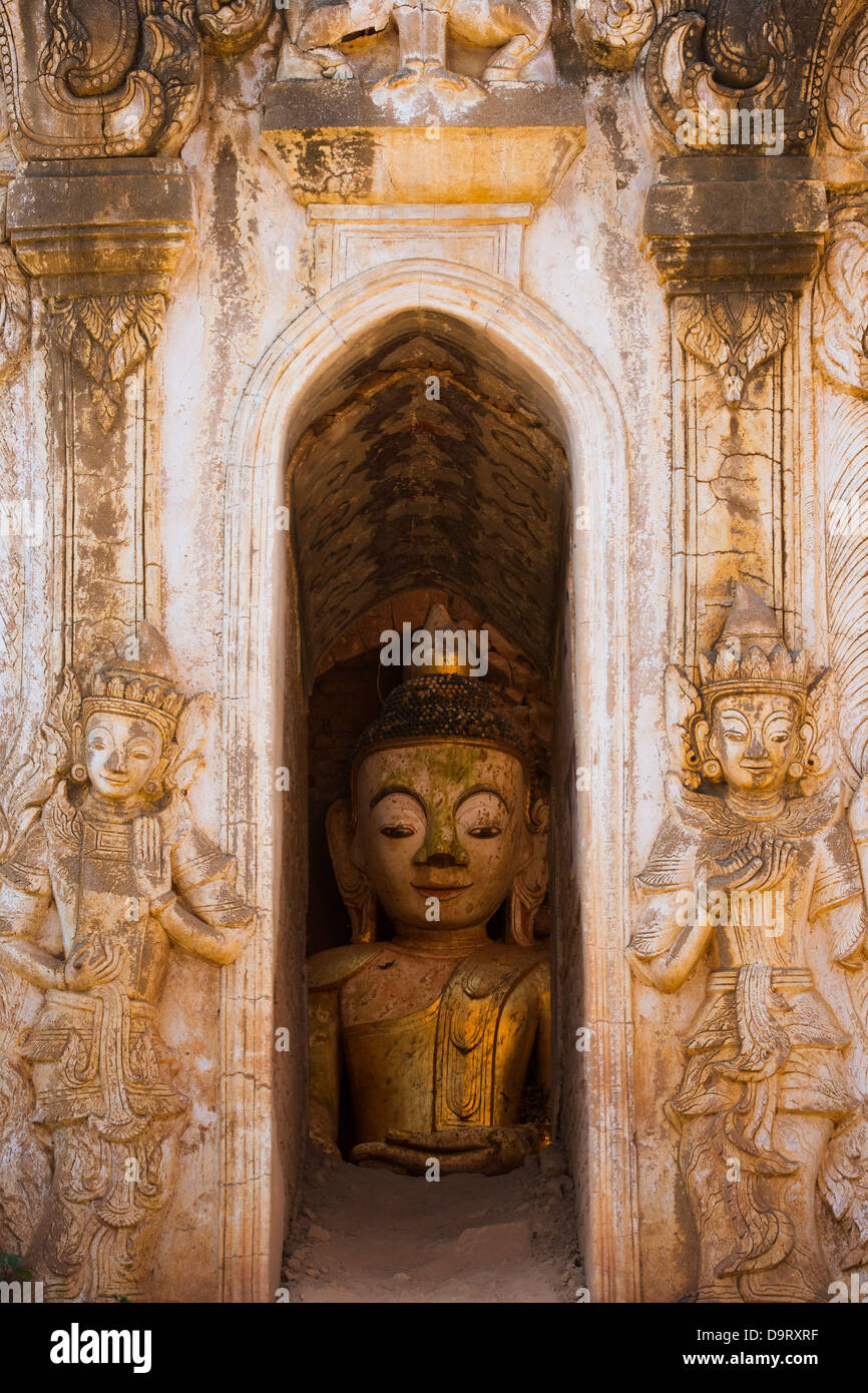 Una pagoda a Shwe Inn Thein Paya, Lago Inle, Myanmar (Birmania) Foto Stock
