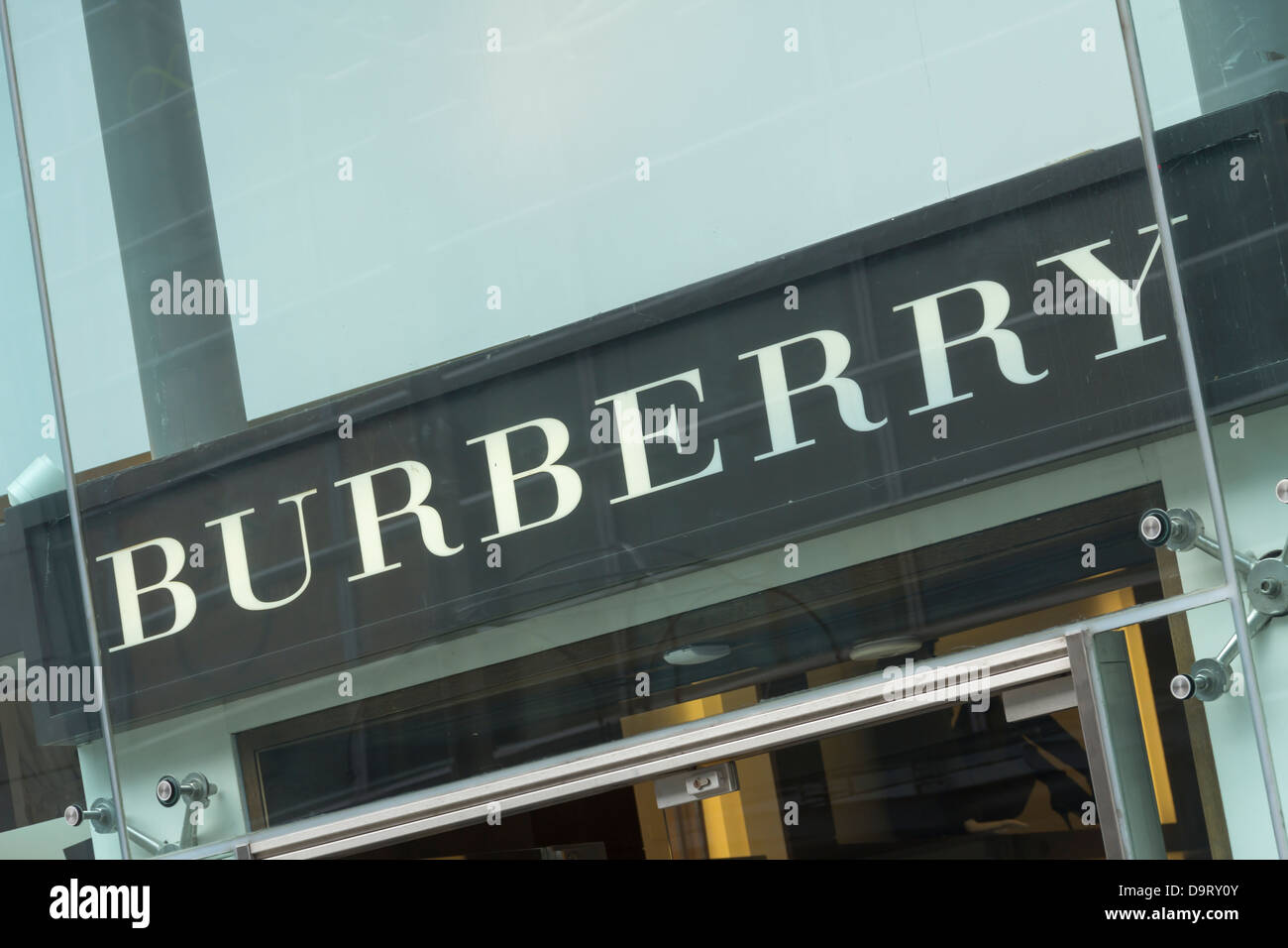 Il Burberry store sulla nuova Cattedrale Street a Manchester. Burberry è un iconico British Luxury brand della moda. Foto Stock