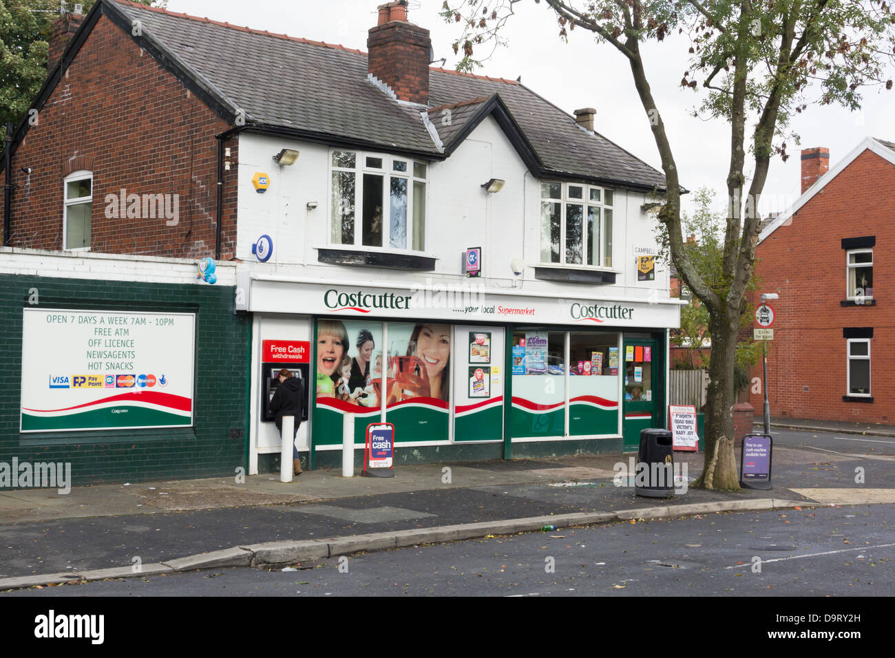 Costcutter local convenience store supermercato sulla Campbell Street in Farnworth, Bolton. Foto Stock