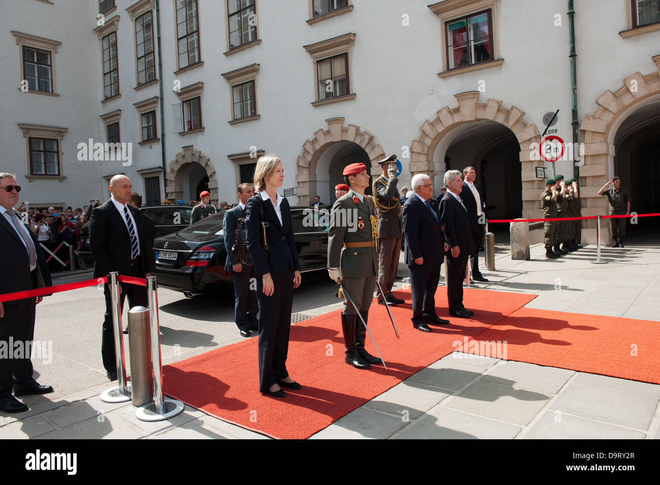Mahmoud Abbas, Presidente dello Stato di Palestina e il Presidente austriaco Heinz Fischer rivedere la guardia militare. Foto Stock