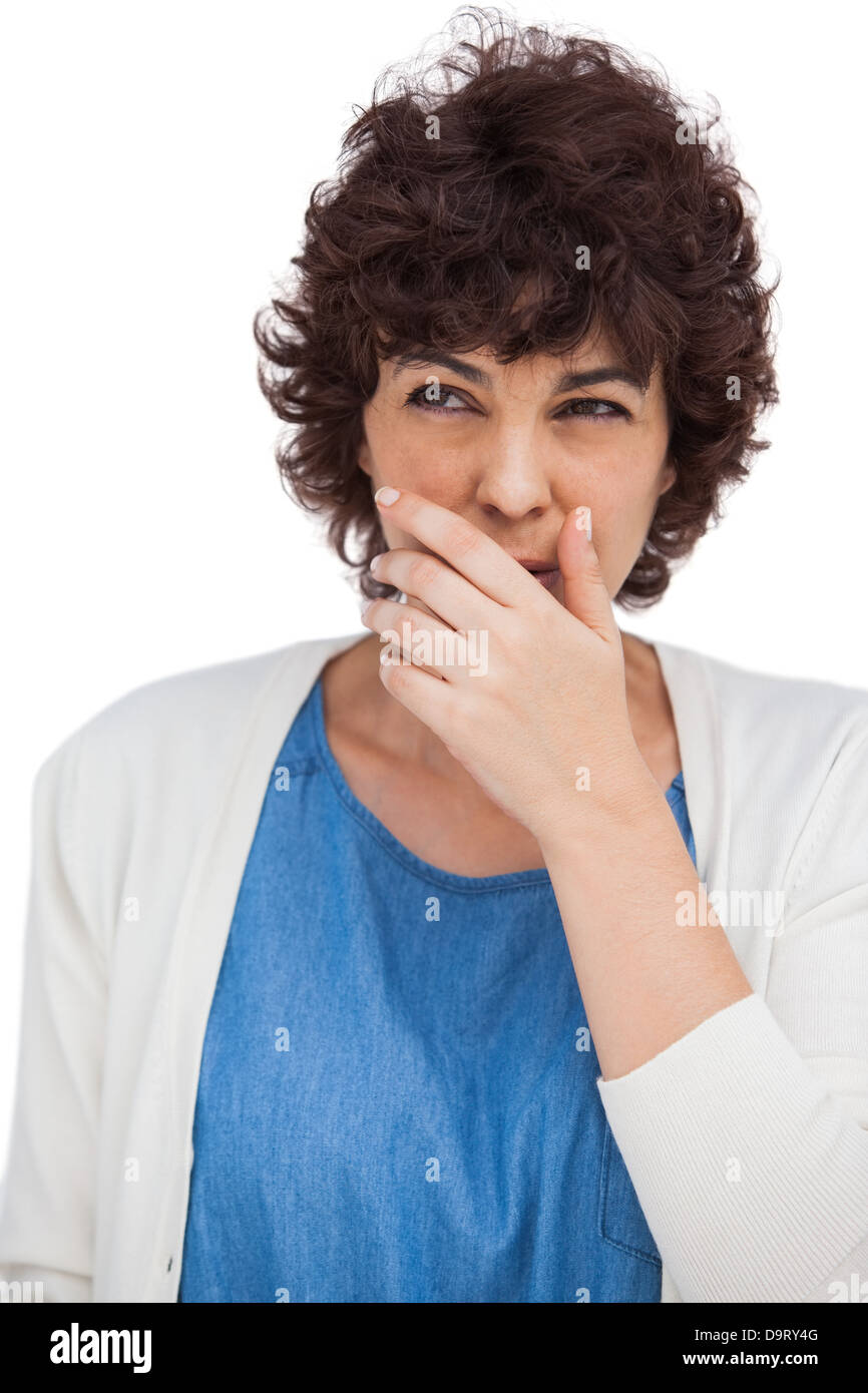 Brunette donna con la mano sulla sua bocca Foto Stock
