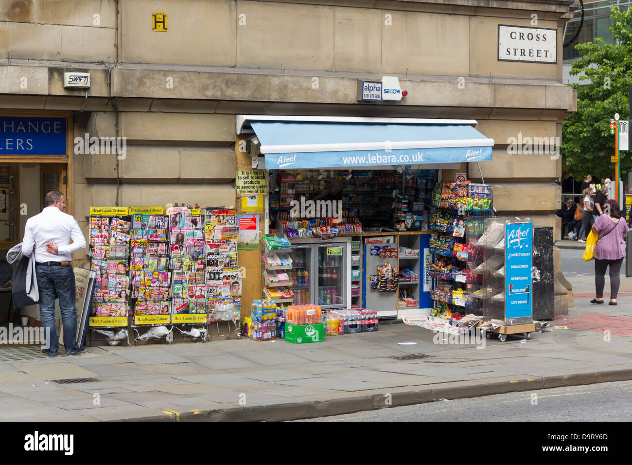 Il giornalaio, pasticceria e tabacchi kiosk su Cross Street Manchester, parte della catena Aleef di giornalai. Foto Stock