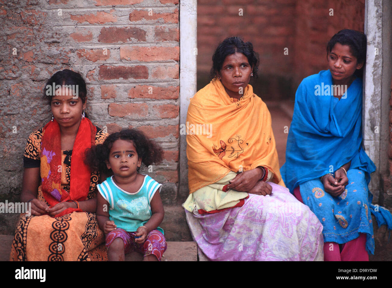 25 nov 2012 - Kalyani Podu Village, Karnataka, India - Una famiglia tribale a Kalyani Podu village. Le maggiori aziende multinazionali sono sempre più mirate al fondo della piramide dei mercati, i poveri nei paesi in via di sviluppo come l'India a guidare la futura crescita e profitti. (Credito Immagine: © Subhash Sharma/ZUMAPRESS.com) Foto Stock