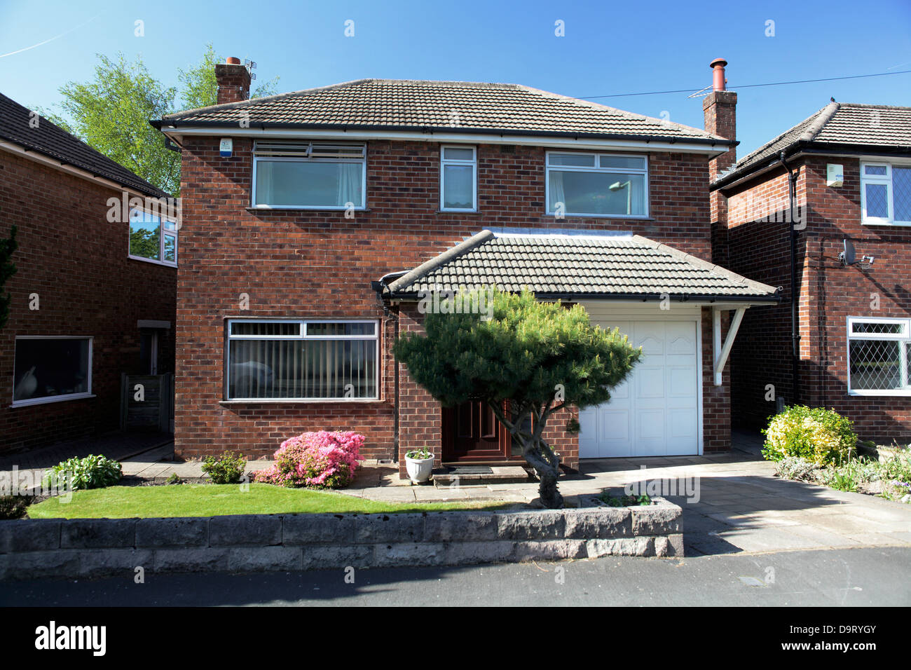 Un staccato di diciannove anni Cinquanta costruito British casa di mattoni in una tranquilla strada residenziale Foto Stock