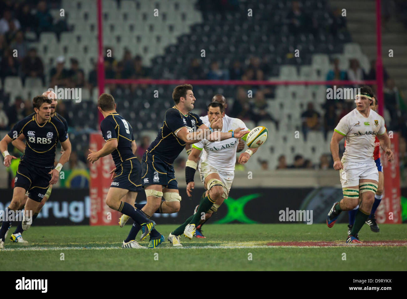 Scottish Jim Hamilton distribuendo la sfera durante il castello più grande prova di Rugby tra il Sud Africa e Scozia a Mbombela Foto Stock