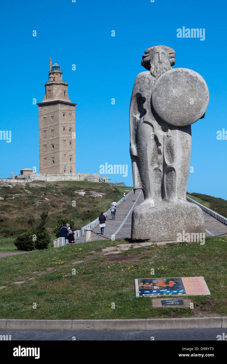 Vista della scultura in pietra di Breogán con la Torre di Ercole (Spagna, Coruna) come sfondo Foto Stock