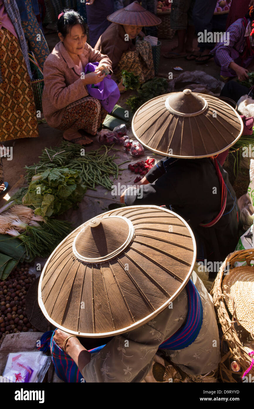 Il mercato a Inthein, Lago Inle, Myanmar (Birmania) Foto Stock
