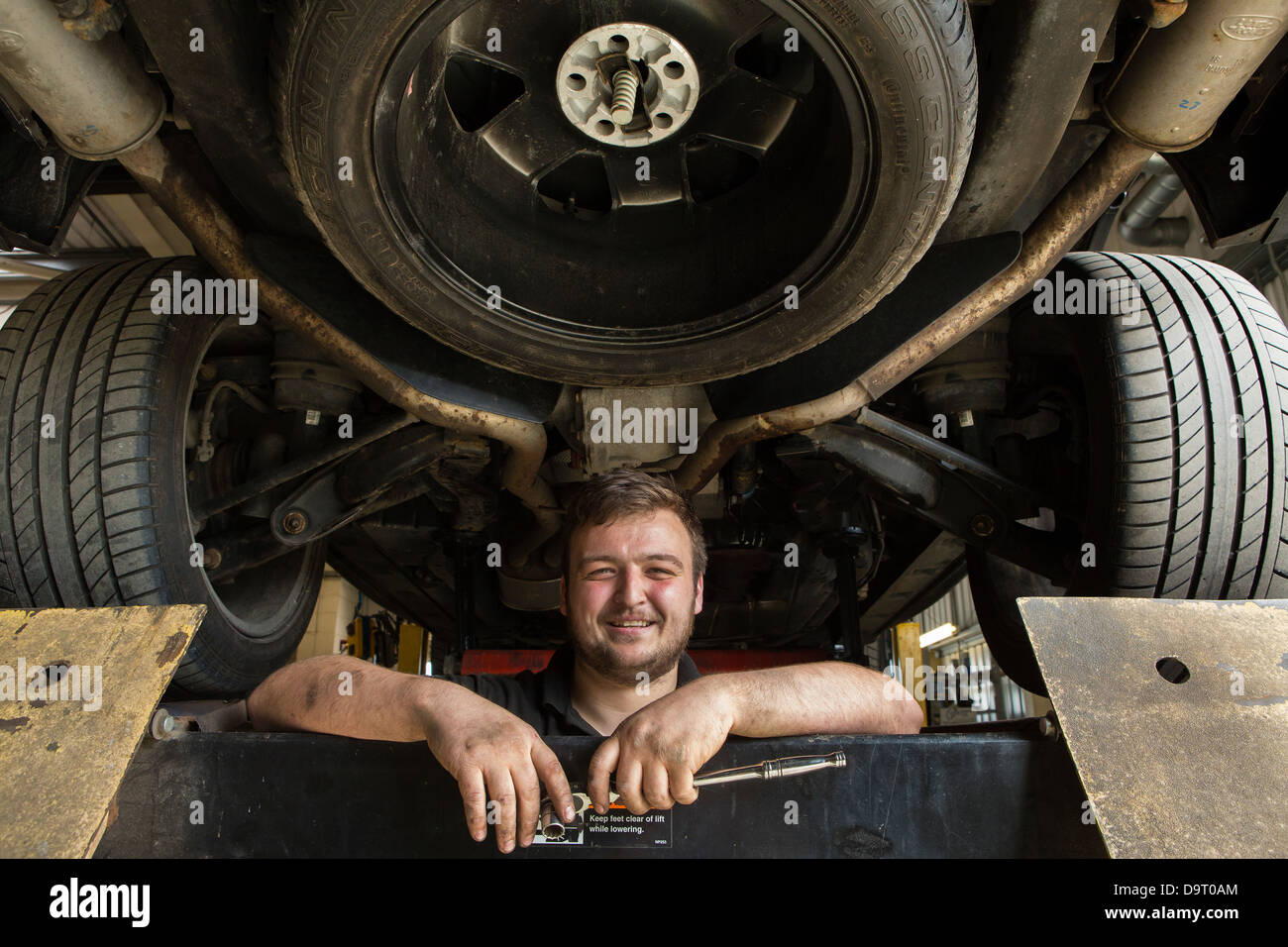 La gente del posto; Dan Smith, motoriste, Yeovil Land Rover, Somerset, Inghilterra, Regno Unito Foto Stock