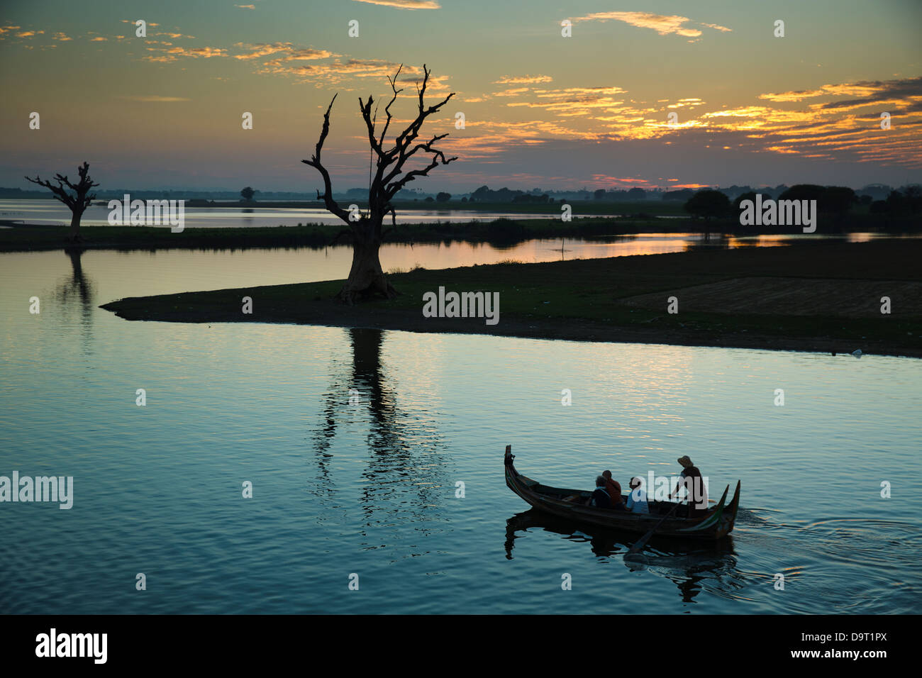 Una barca turistica sul Lago Taungthaman, Amarapura, nr Mandalay, Myanmar (Birmania) Foto Stock