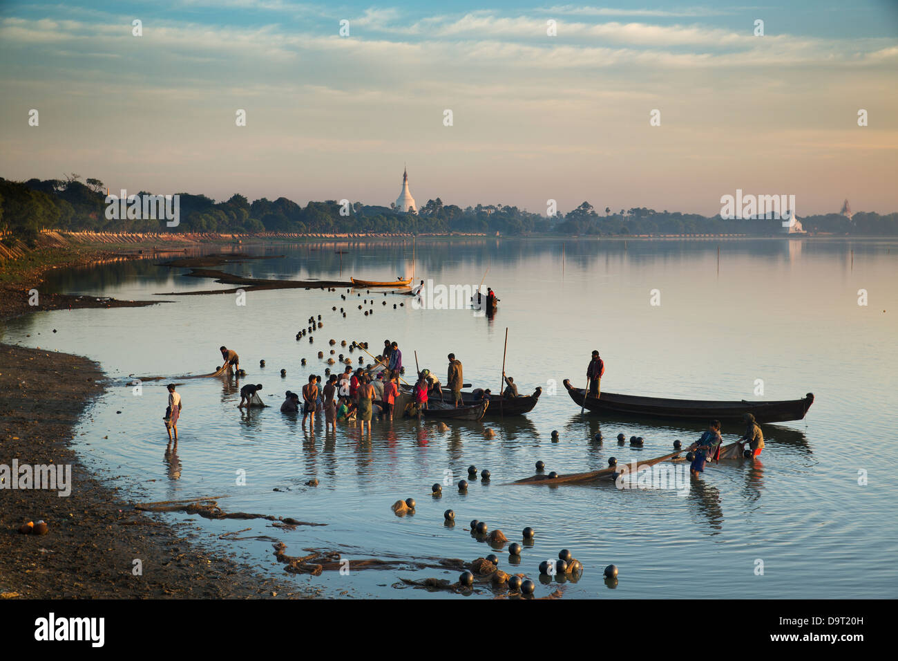 I pescatori sul lago Taungthaman ad Amarapura, nr Mandalay, Myanmar (Birmania) Foto Stock