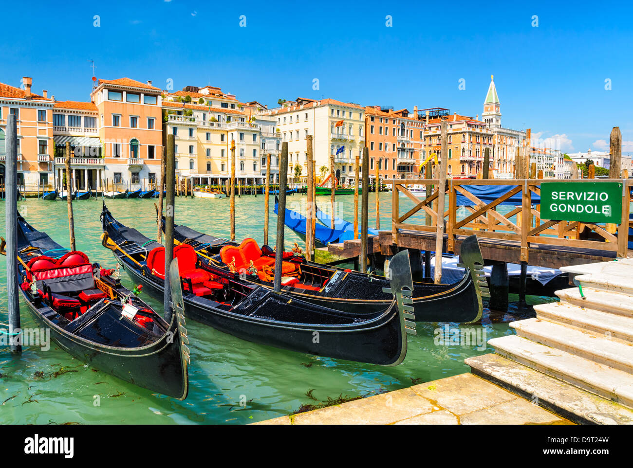 Le gondole del Canal Grande di Venezia con la Piazza San Marco in background, Italia Foto Stock