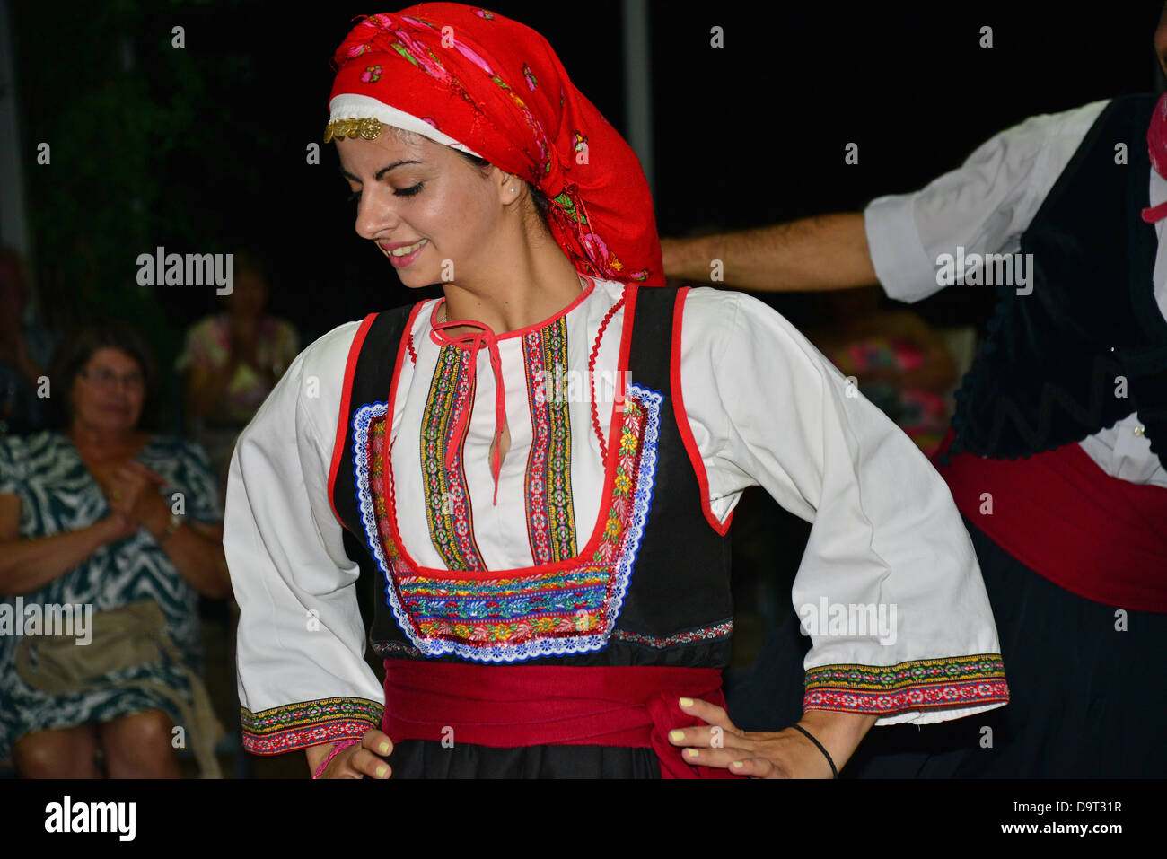 Danze greche a Notte Greca, Amphitriti Hotel, Pefkos (Grecia PEFKI, RODI (Rodi), del Dodecaneso, Egeo Meridionale Regione, Grecia Foto Stock