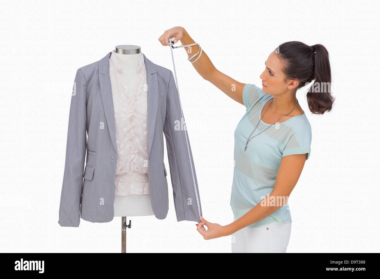 Designer di moda la misurazione blazer manicotto sul manichino Foto Stock