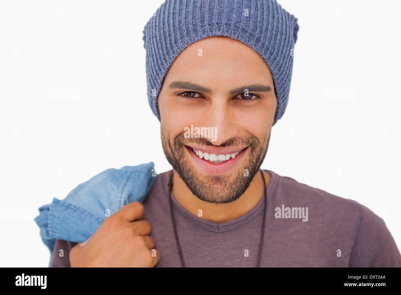 Uomo sorridente indossando beanie hat Foto Stock
