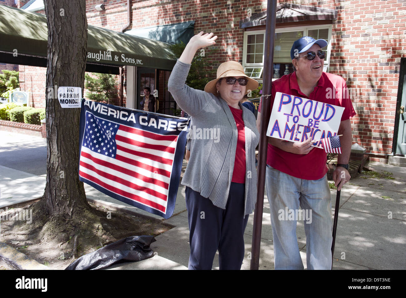 Coppia patriottica orologi re County Memorial Day Parade nel Bay Ridge Sezione di Brooklyn, NY, 27 maggio 2013. Foto Stock