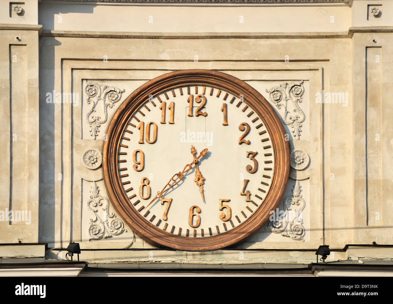 Orologio sulle porte sante (aka Arc de Triomphe) che conduce alla Cattedrale Park, Chisinau, Modova Foto Stock