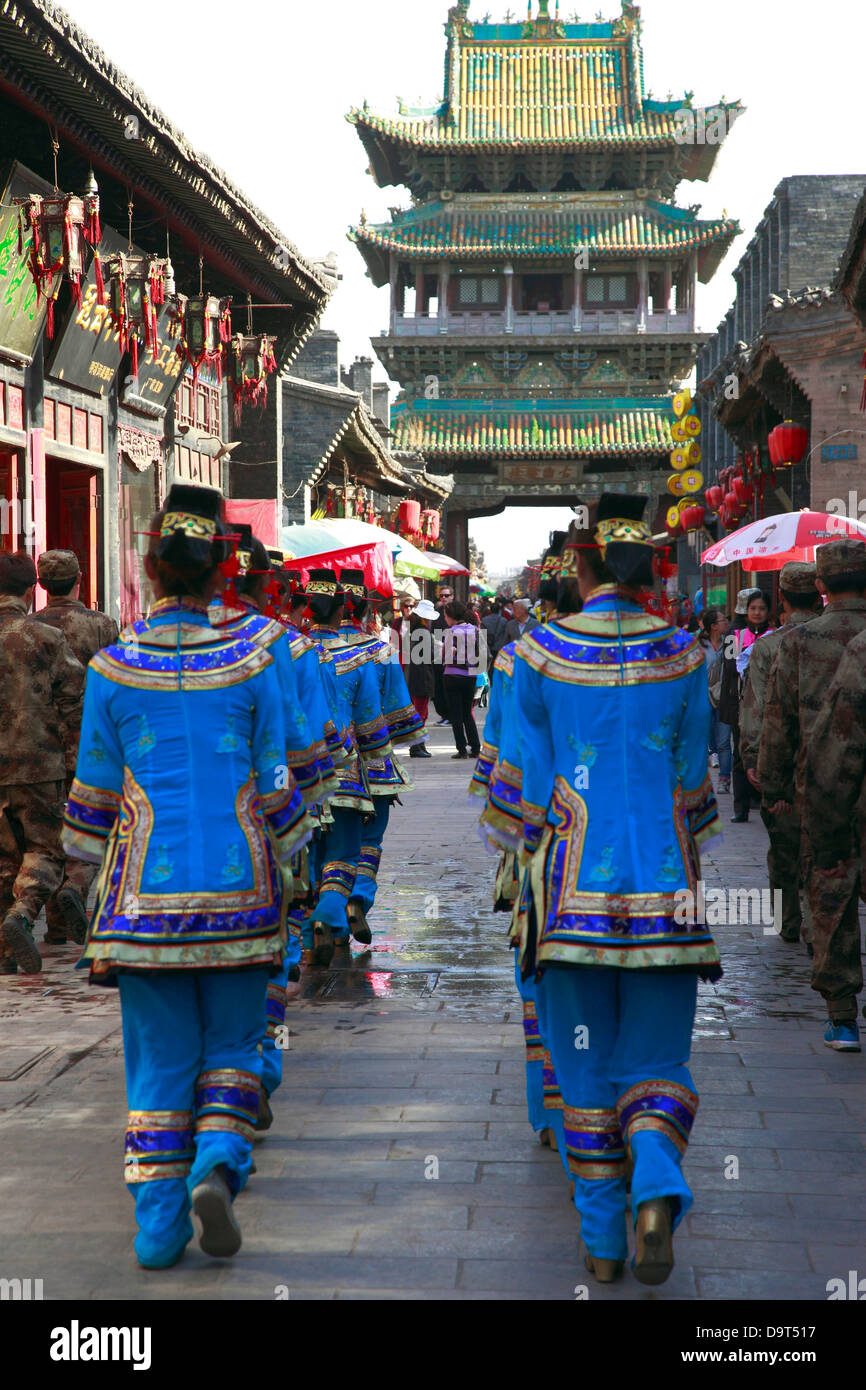 La Cina, nella provincia di Shanxi, Contea di Pingyao Pingyao, antica città, strada processione, rievocazione della antica usanza. Foto Stock