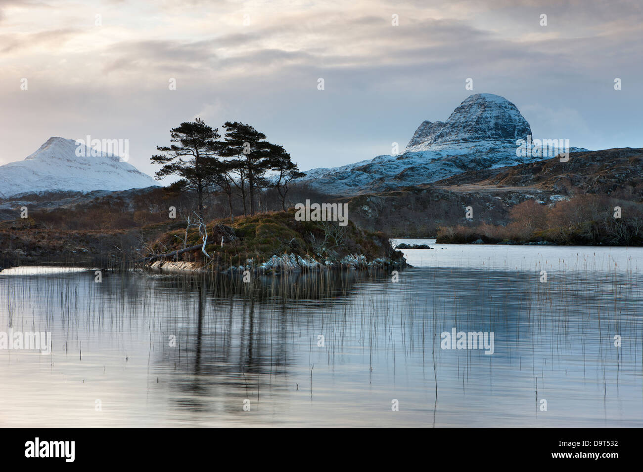 Loch Druim Suardalain con Mts Canisp & Suilven spolverato di neve Sutherland, Scotland, Regno Unito Foto Stock
