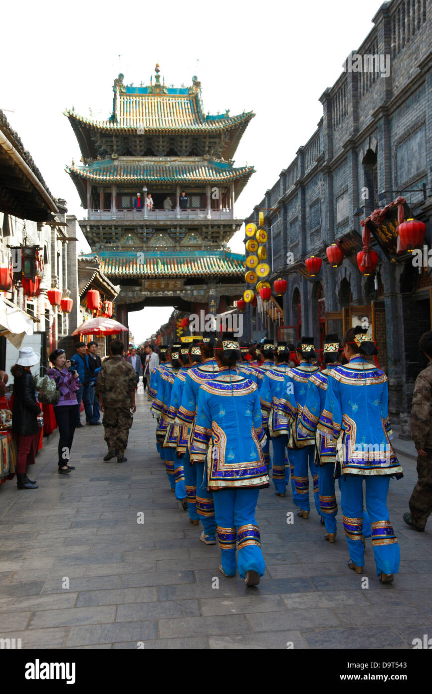 La Cina, nella provincia di Shanxi, Contea di Pingyao Pingyao, antica città, strada processione, rievocazione della antica usanza. Foto Stock